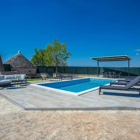 Modern Holiday In With Swimming Pool *