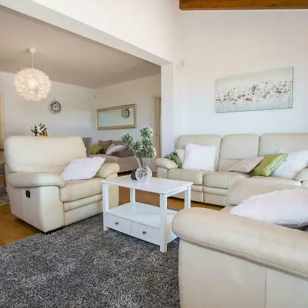 Tatil Evi Modern Holiday In With Swimming Pool