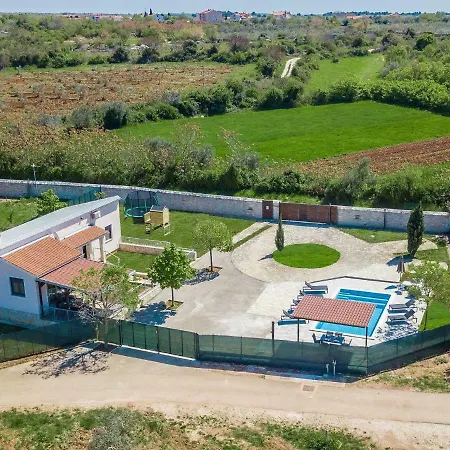 Modern Holiday In With Swimming Pool *